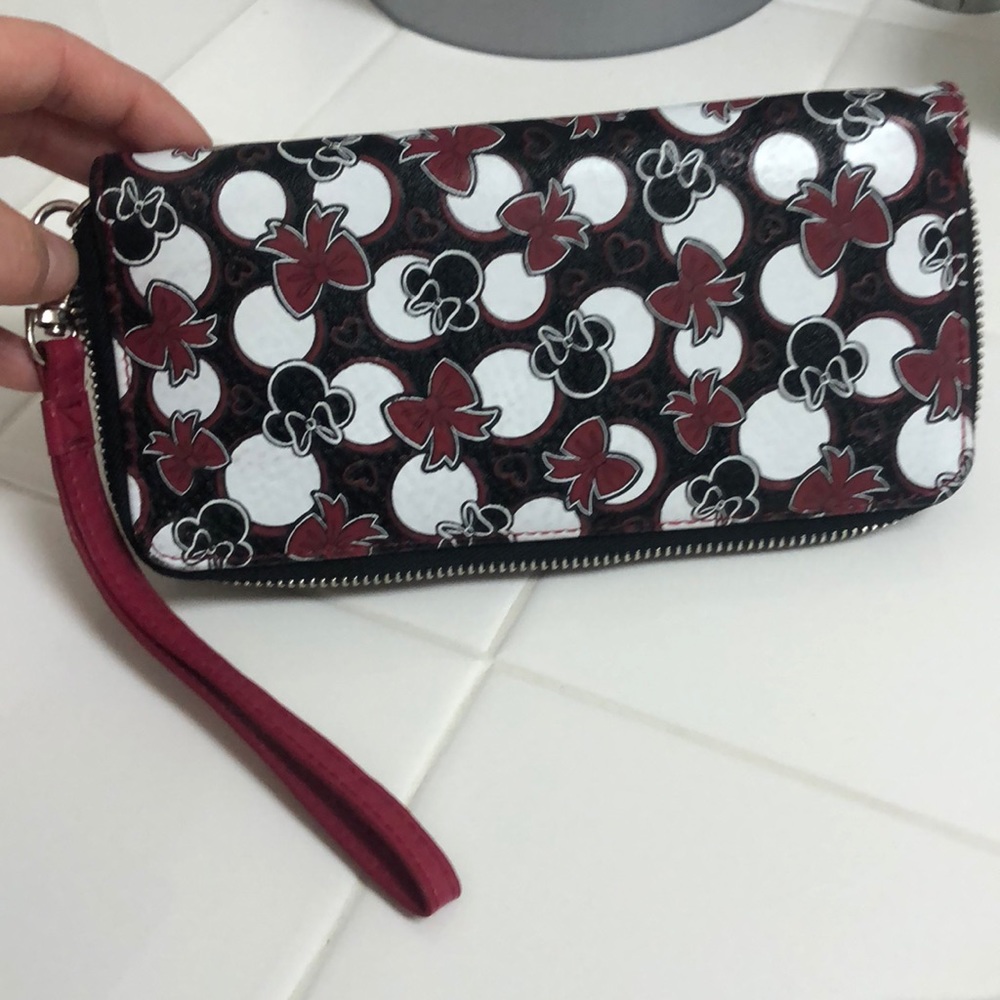 Disney Parks 🎀 Minnie Mouse clutch wallet